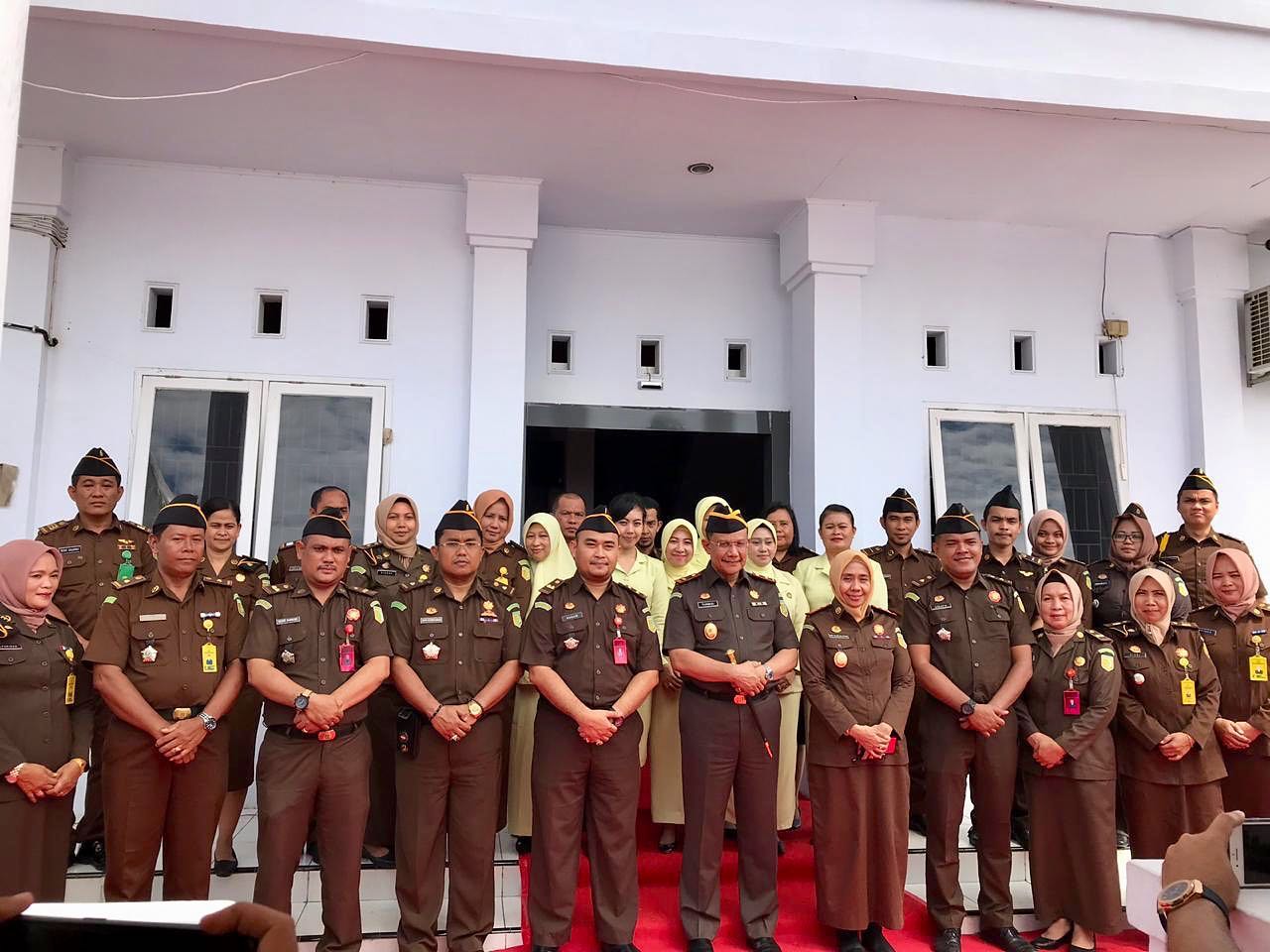 Foto bersama Kepala Kejaksaan Tinggi Sulawesi Selatan Tarmizi, SH.,MH. Dengan Kepala Kejaksaan Negeri Palopo Nur Yalamlan Cayana,SH.,MH. Beserta para pegawai dan Ibu IAD Kota Palopo