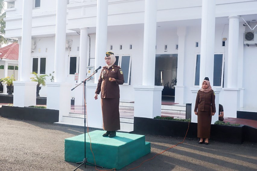Senin, 9 Desember 2019Kepala Kejaksaan Negeri Palopo Sulawesi SelatanIbu Nur Yalamlan Cayana, S.H.,M.H Selaku Pemimpin Upacara Peringatan Hari Anti Korupsi Internasional Tahun 2019 Yang Diikuti Oleh Pegawai Kejaksaan Di Halaman Kantor Kejaksaan Negeri Palopo Dan Dirangkaikan Dengan Membagikan Stiker Anti Korupsi Kepada Masyarakat