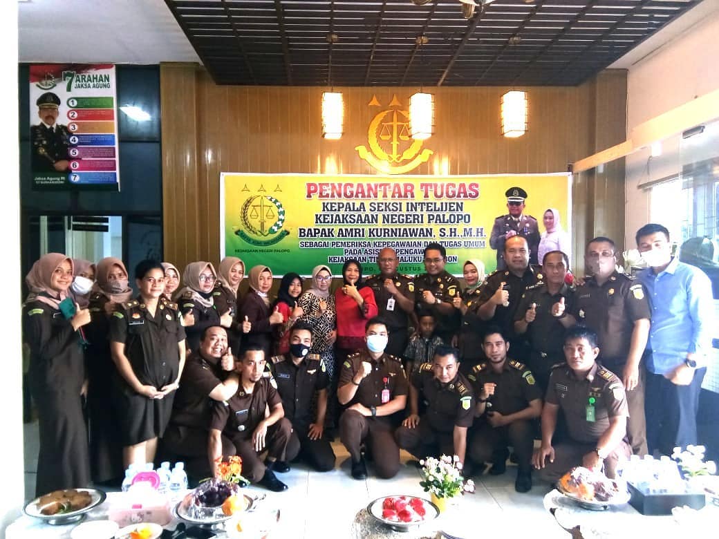 Foto bersama jajaran Kejari Palopo pada Acara Pengantar Tugas Bapak Amri Kurniawan, SH. MH, sebagai Pemeriksa Kepegawaian dan Tugas Umum pada Asisten Pengawasan Kejati Maluku di Ambon Rabu, 05 Agustus 2020 ...