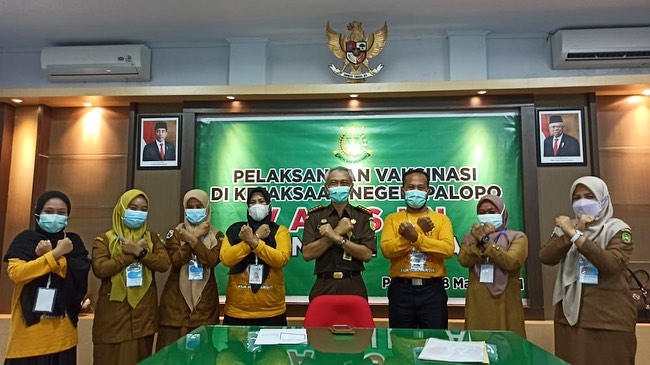 Senin, 8 Maret 2021Kejaksaan Negeri Palopo mengadakan Pelaksanaan vaksinasi covid-19 perdana (tahap 1) bagi 44 orang partisipan dimulai dari Kepala Kejari Palopo (Agus Riyanto, S.H) , Para Jaksa dan Para Staf TU, Para CPNS, Pramubakti serta Tenaga Honorer yang bertempat di Aula Lantai 2 Kejari Palopo.15 orang tim tenaga kesehatan dari Dinas Kesehatan Pemkot Palopo (Puskesmas Maroangin Palopo) hadir membantu pelaksanaan vaksinasi ini.Dalam pelaksanaaanya, pertama-tama dimulai dari register calon penerima vaksin kemudian dilanjutkan pada tahap screening oleh dokter dan jika memenuhi kriteria maka akan disuntikan vaksin dan terakhir setelah penyuntikan vaksin perlu menunggu 30 menit apabila terdapat gejala pasca vaksinasi. Setelah itu, partisipan diberikan kartu vaksinasi covid tertera status pemberian vaksinasi dan sebagai bukti tanda telah memperoleh vaksin. Rencana pemberian dosis kedua (tahap 2) vaksinasi akan dilaksanakan pada tanggal 22 Maret 2021 berselang 14 hari dari pemberian dosis pertama (tahap 1).Kepala KN Palopo, Agus Riyanto, S.H juga mengatakan bahwa, "Vaksinasi ini sangat diperlukan terutama bagi aparat penegak hukum karena kerap kali melakukan kontak langsung dengan masyarakat yg memerlukan pelayanan hukum selain itu manfaat vaksin ini akan meningkatkan imun serta meminimalisir penularan virus covid-19 khususnya di lingkungan terkecil kita yakni di Kejaksaan Negeri Palopo".#kejaksaanri #kejaksaannegeripalopo#sdmunggul #vaksìnasicovid19