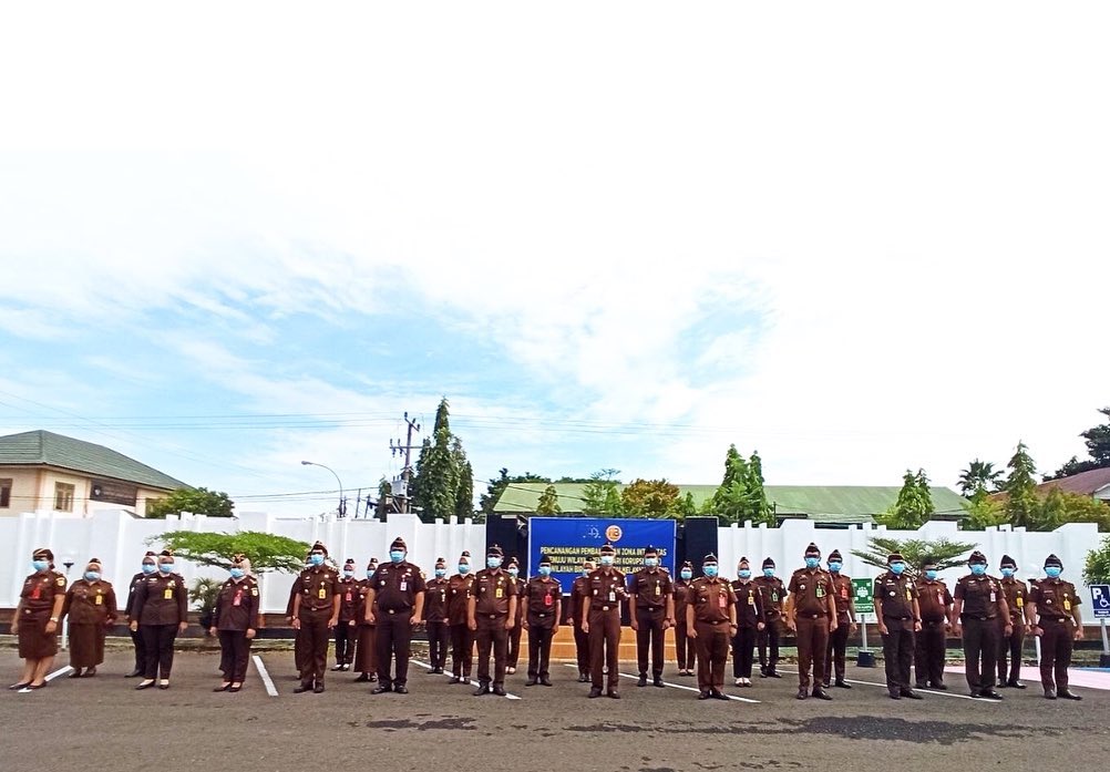 Rabu, 10 Maret 2021 Bertempat di Halaman Kantor KN Palopo telah dilaksanakan Upacara Pencanangan Pembangunan Zona Integritas Menuju Wilayah Bebas dari Korupsi dan Wilayah Birokrasi Bersih Melayani.Upacara pencanangan ini diikuti oleh Seluruh Pegawai pada Kejaksaan Negeri Palopo dengan Ispektur Kapala Kejaksaan Negeri Palopo Bapak Agus Riyanto, S.H. Dalam Amanatnya Kajari Palopo mengharapkan kepada Seluruh aparatur Kejaksaan di Kejaksaan Negeri Palopo agar Pencanangan Pembangunan Zona Integritas Menuju Wilayah Bebas dari Korupsi dan Wilayah Birokrasi Bersih Melayani yang dilakukan saat ini menjadi penyemangat untuk melaksanakan semua ketentuan dan aturan pemberantasan KKN, Reformasi Birokrasi dan Pelayanan Publik yang tentunya didukung dengan Pengawasan yang Konsisten dan Objektif.Setelah amanat oleh Kepala kejaksaan negeri palopo dilanjutkan dengan Penanda tanganan Pakta Integritas yang diawali Oleh Kepala Kejaksaan Negeri Palopo diikuti Para Kepala Seksi, Kasubag, Pejabat Stuktural dan fungsional serta seluruh Staff Kejaksaan Negeri Palopo.#kejaksaanri #kejaksaannegeripalopo #sdmunggul #zonaintegritas #wbkwbbm