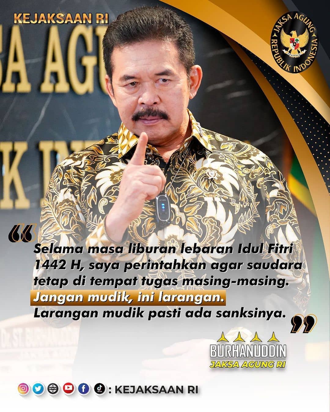 Reposted from @kejaksaan.ri Kepada seluruh jajaran Kejaksaan di seluruh Indonesia:“Selama masa liburan lebaran idulfitri 1442 H, saya perintahkan agar saudara tetap di tempat tugas masing-masing. Jangan Mudik, ini larangan. Larangan mudik pasti ada sanksinya”. .@jaksa_agungri #KejaksaanRI #JaksaAgung #Jaksa #Kejati #Kejari #laraganmudikkejaksaanagungri #covid19 #pji #JanganMudik #kenalihukumjauhkanhukuman
