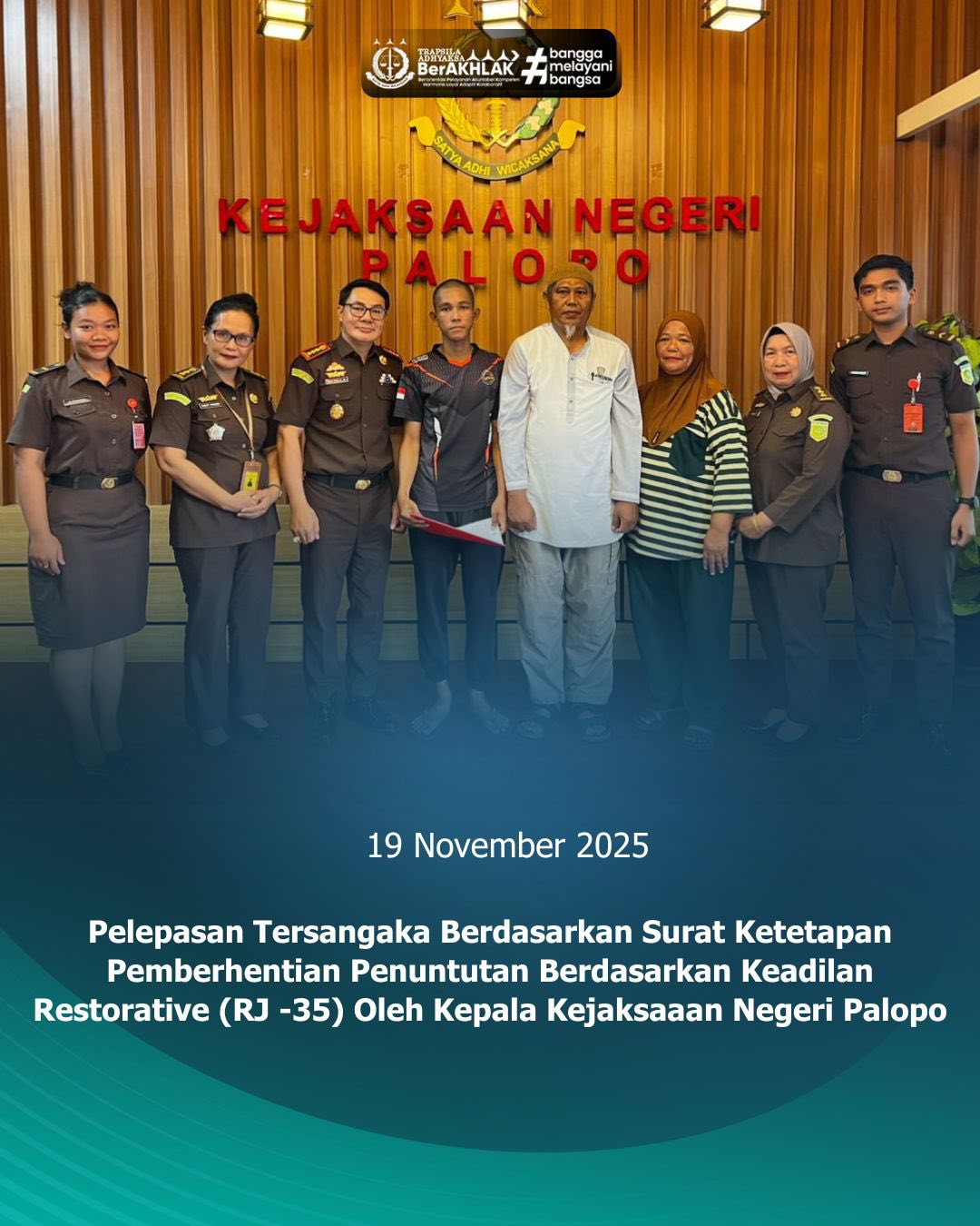 KEJARI PALOPO, Palopo— Kepala Kejaksaan Negeri Palopo, Sinyo Redy Benny Ratag, S.H., M.H. Rabu (19/11/2025) didampingi oleh Jaksa Fasilitator, Aisyah Kendek, S.H. melakukan pelepasan Tersangka berdasarkan Surat Ketetapan Pemberhentian Penuntutan Berdasarkan Keadilan Restorative (RJ-35) melalui Surat Ketetapan Pemberhentian Penuntutan Berdasarkan Keadilan Restoratif (RJ-35) dengan mengeluarkan tahanan RJ yang sudah disetujui oleh Kepala Kejaksaan Tinggi Sulawesi Selatan berdasarkan Surat Persetujuan Penyelesaian Perkara Berdasarkan Keadilan Restoratif (RJ-34) pada perkara tindak pidana lalu lintas yang mengakibatkan orang lain meninggal dunia, melanggar pasal 310 ayat (4) UU No. 22 tahun 2009.